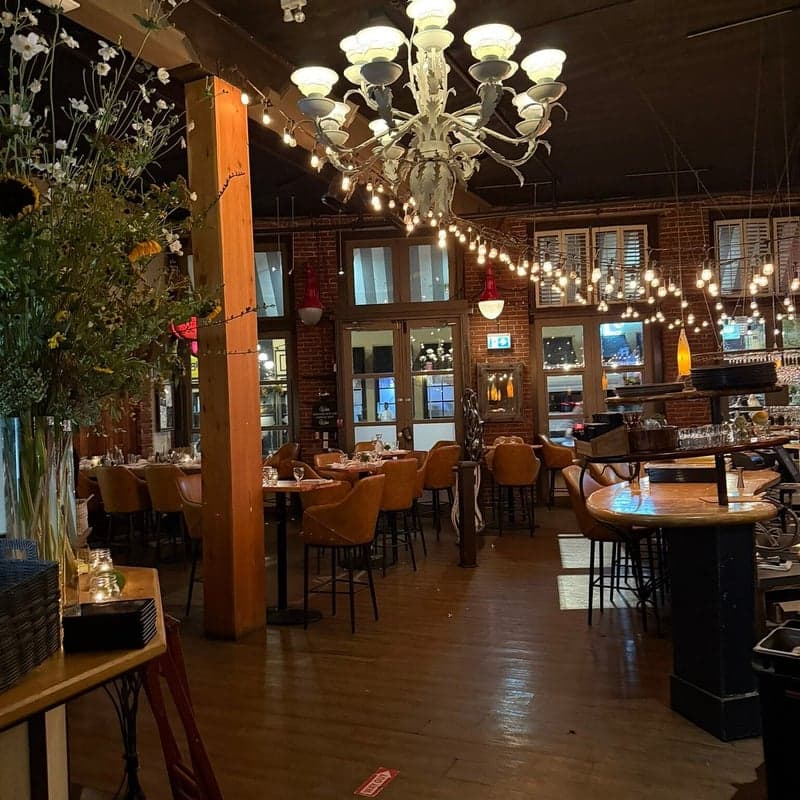 Finn's Seafood Chops Cocktails — best date night restaurants in Victoria, Spring 2026