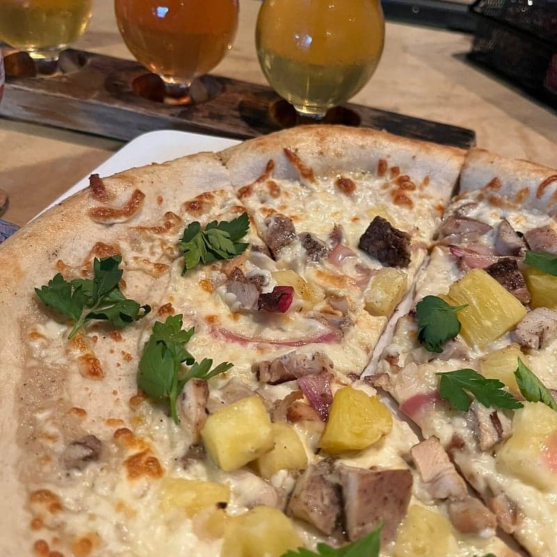 R&B Ale & Pizza House food